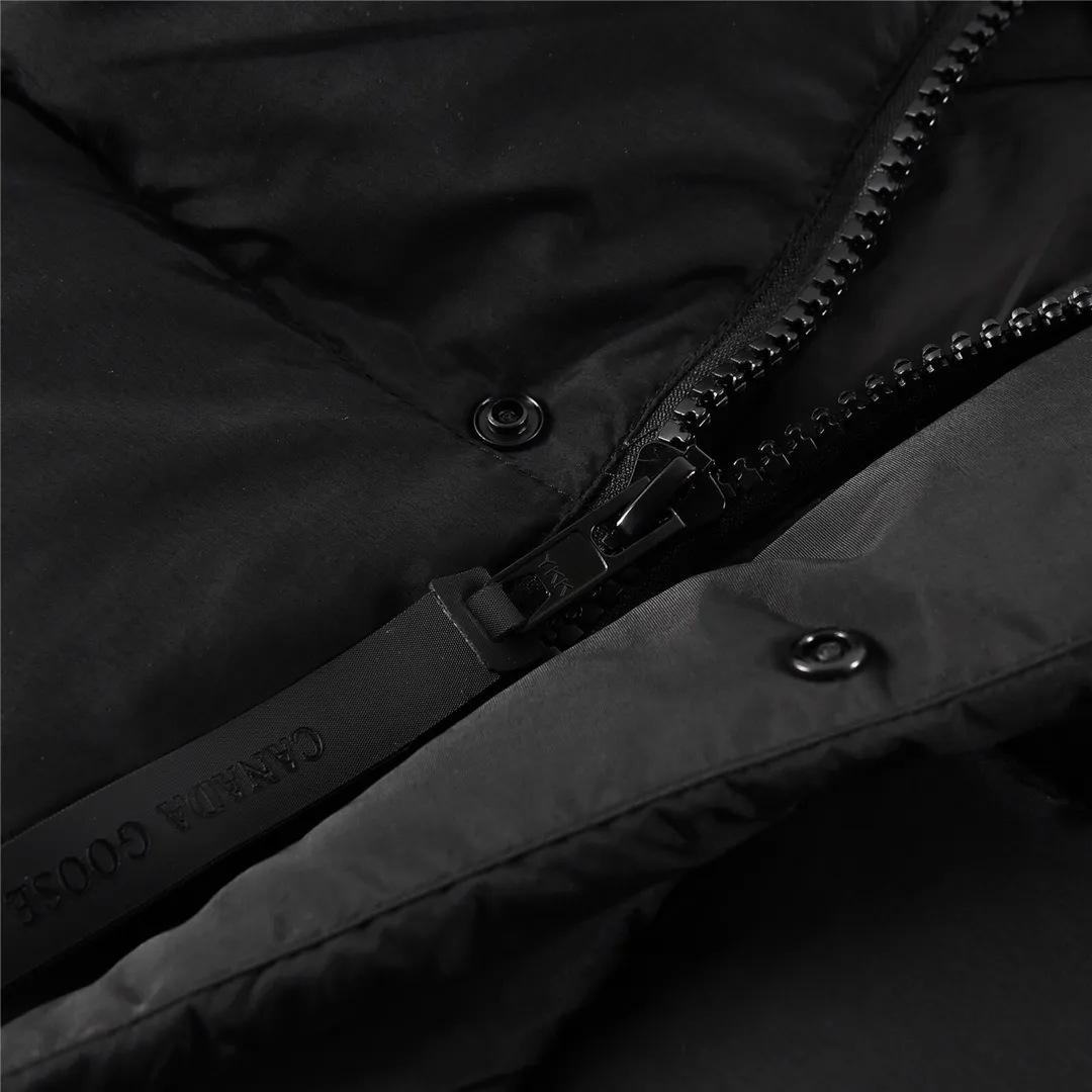 P780 CANADA GOOSE/Canada Goose Junction/3M Reflective Black Label Parker/2602LB Ouyang Nana's same Junction Parker is made of CORDURA@'s super-soft EnduraLuxe fabric, which enhances the durability of easy-to-wear parts, making it lightweight and durable. 360-degree reflective strips on the collar improve visibility in low-light environments. Features a removable hood for easy transition into warmer weather. Removable premium insulated hood can be adjusted both ways Color: Black White Sizes: XS-XXL